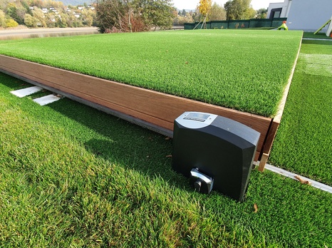 Pojízdná terasa s umělou trávou